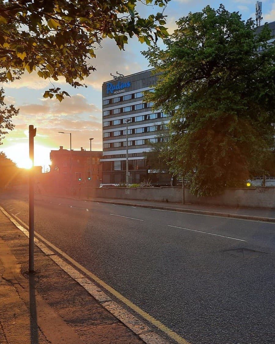 Calle de la ciudad vacía al atardecer, lista para salir a correr