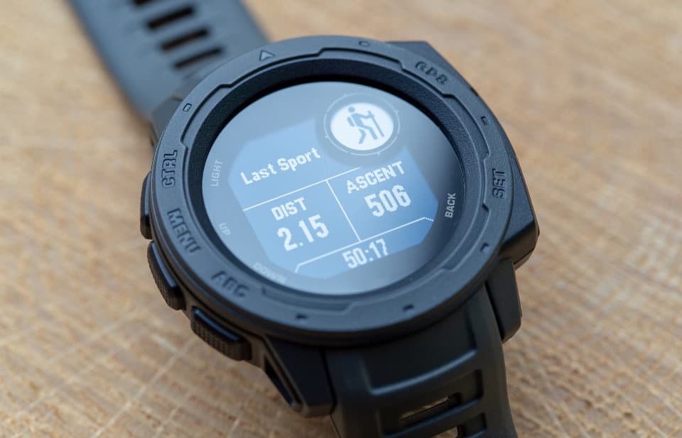 Reloj deportivo con datos de una actividad en la pantalla