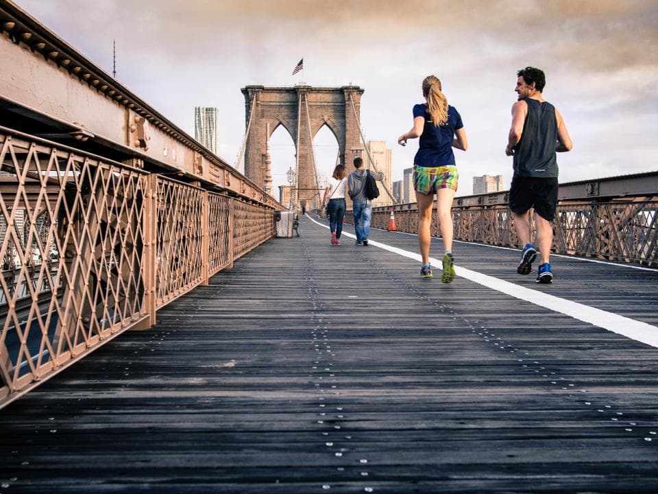 Corredores cruzando el puente de Brooklyn