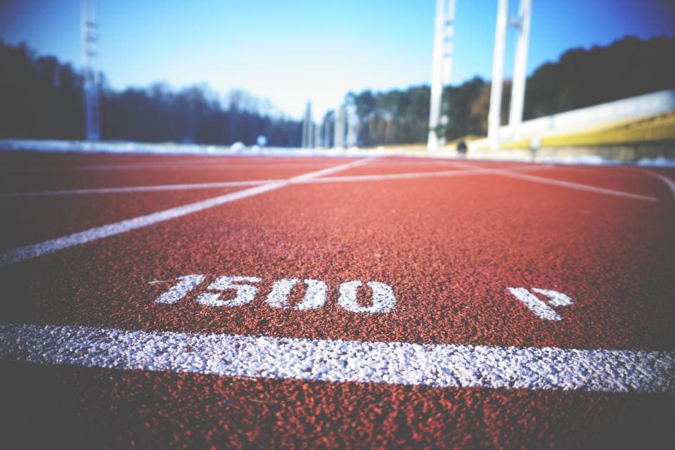 Pista de atletismo con la salida de los 1500 metros